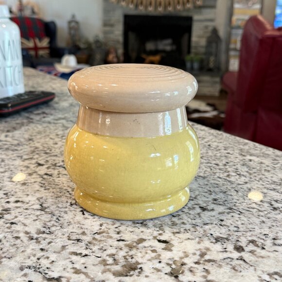 Antique yellow ware crock with lid - Picture 15 of 17